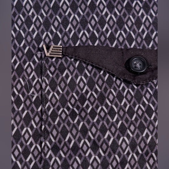 Stylish Black and White Patterned Men's Shirt - Picture 3 of 4